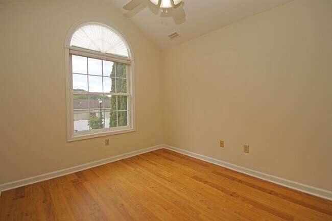 Building Photo - 2411 Avonlea Ln