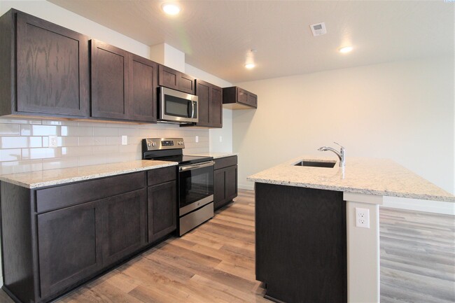 Building Photo - 3 bed, 2.5 bath  Kennewick Townhouse