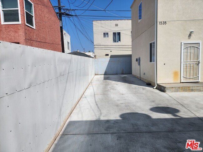 Building Photo - 1535 W 80th St