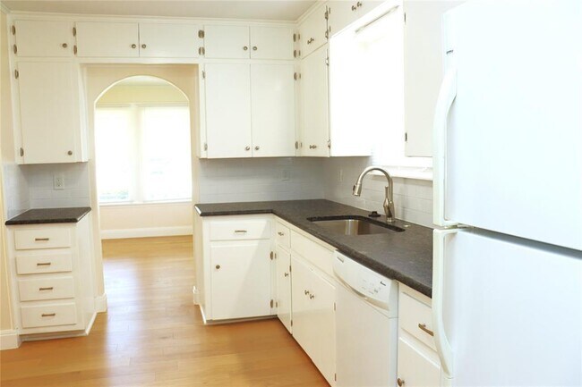 Building Photo - 535 W Vaughan St