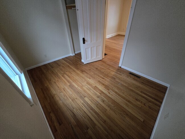 Building Photo - 804 E Division St