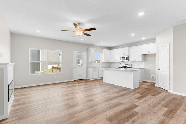 Building Photo - Beautiful Split Level 5 Bedroom Home - Hills of Olde Savannah