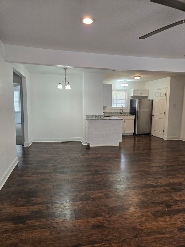 Building Photo - Lovely 3 Bedroom Home Available Now