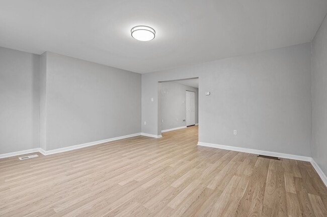 Building Photo - PRICE REDUCED on this Recently Renovated 3 Bed/1 Bath Home in Troy Hill