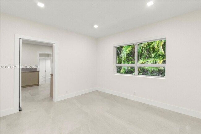 Building Photo - 1261 NE 98th St