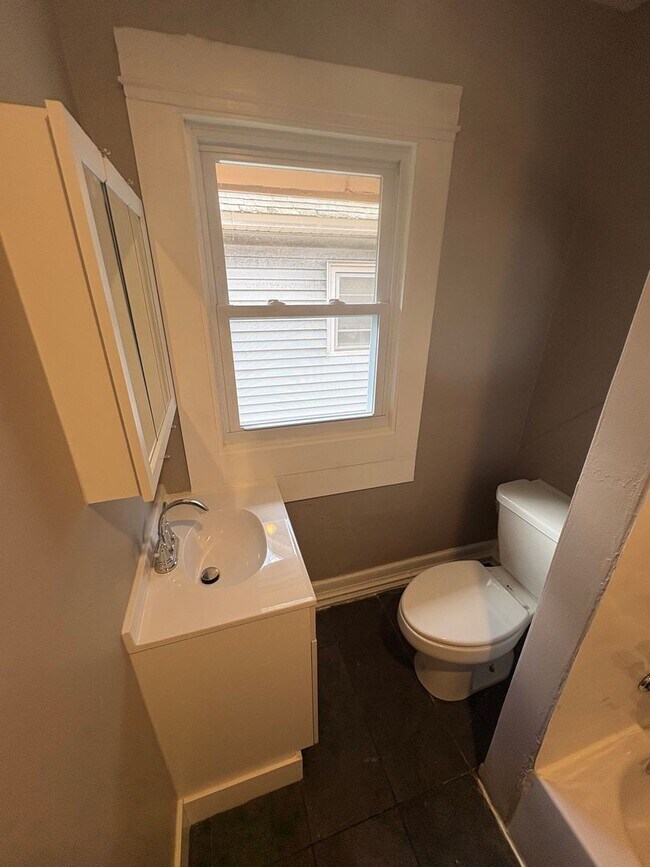 Building Photo - Charming Three Bedroom Townhouse!