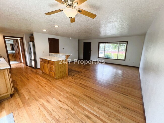 Building Photo - 2024-1102MF