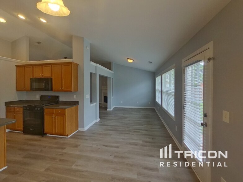 Building Photo - 247 Lantana Dr