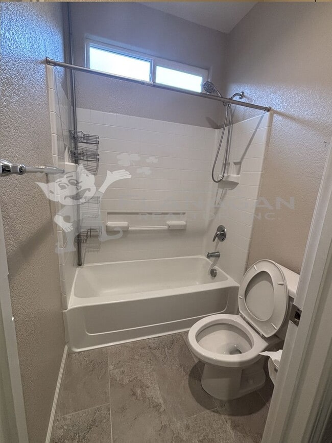 Building Photo - 4 Bedroom/ 2 Bathroom home in newer neighb...