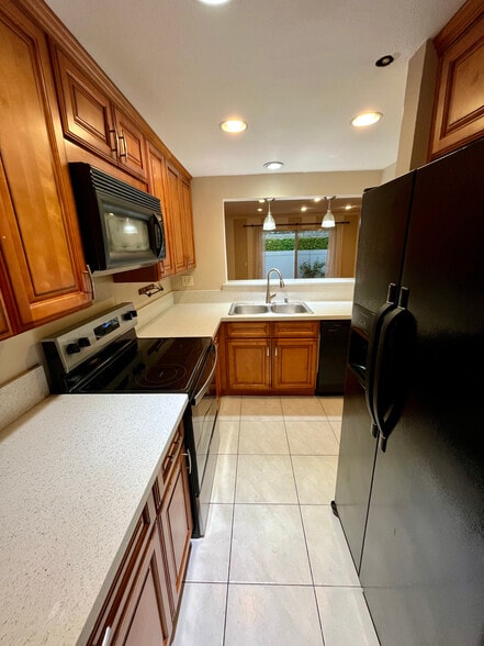 Building Photo - 8 Allenwood Ln