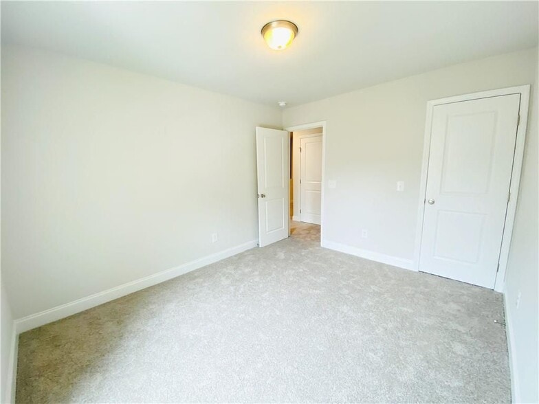 Building Photo - 1095 N Village Dr