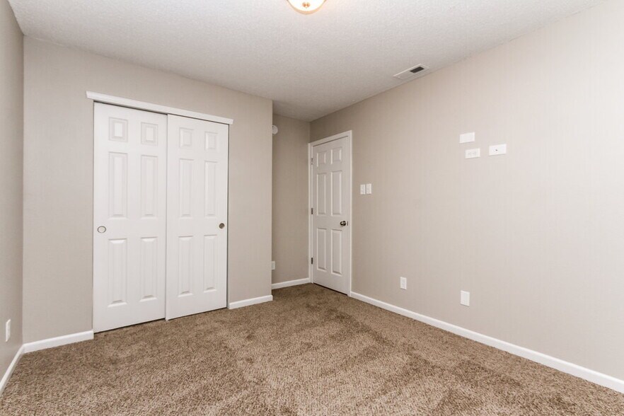 Building Photo - 2425 Woodmont Ct
