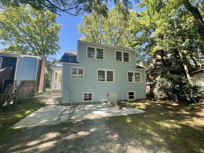 Building Photo - 616 Illinois St