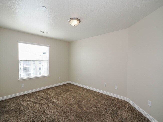 Building Photo - Beautiful Daybreak Condo