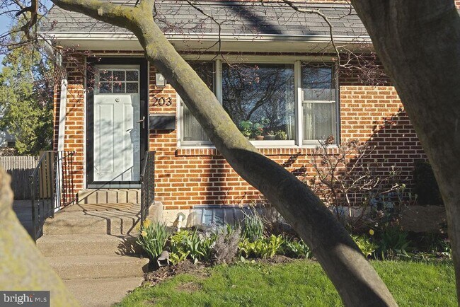 Building Photo - 203 E Rosedale Ave