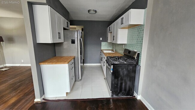 Building Photo - 25-31-31 42nd St