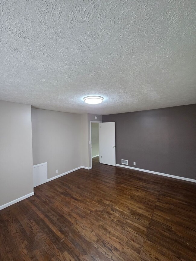 Building Photo - Newly remodeled 3/1/1 with fenced in backyard!