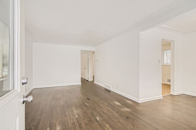 Building Photo - Bright and open updated duplex located in a prime area of Rosedale!