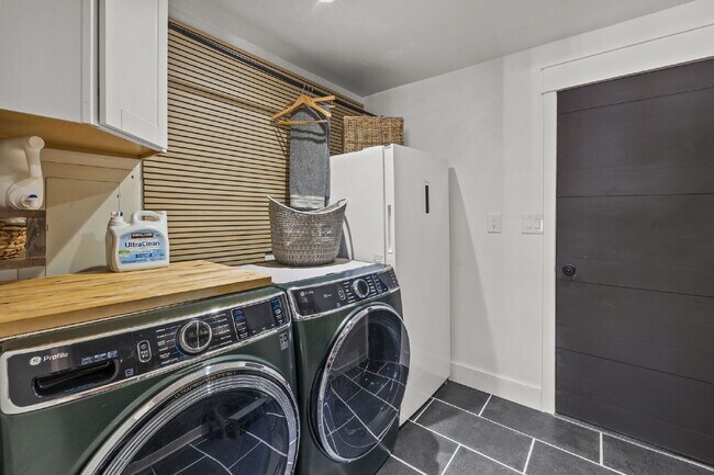 Building Photo - Modern Comfort Meets Charm – Beautifully U...