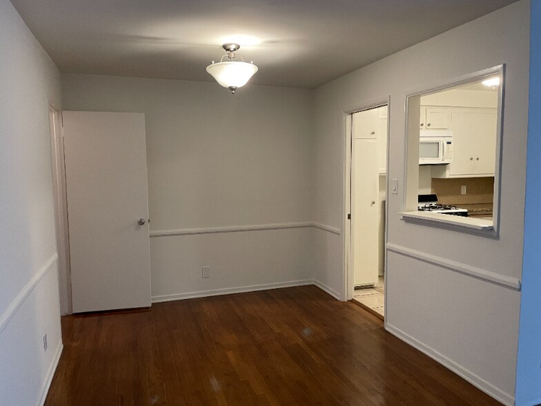 Building Photo - 1122 S Clark Dr