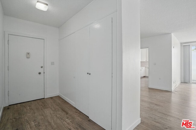 Building Photo - 930 3rd St