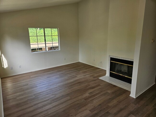 Building Photo - Wonderful 2 Bedroom 2 Bathroom Upper Level...