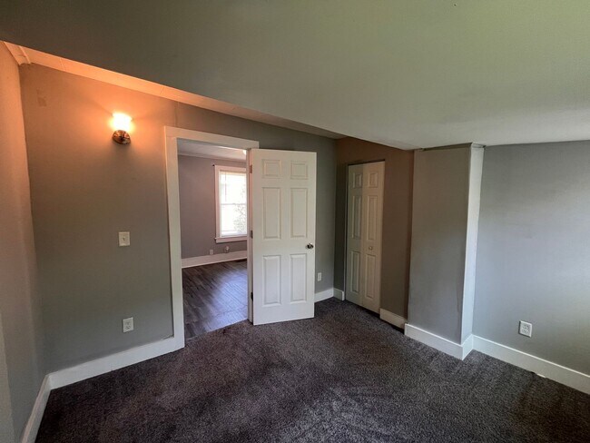 Building Photo - 2 bedroom 1 bath home in Rock Island