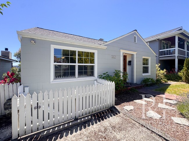 Building Photo - Charming 2-Bedroom Home with Renovated Bath, Hardwood Floors & Spacious Fenced Yard