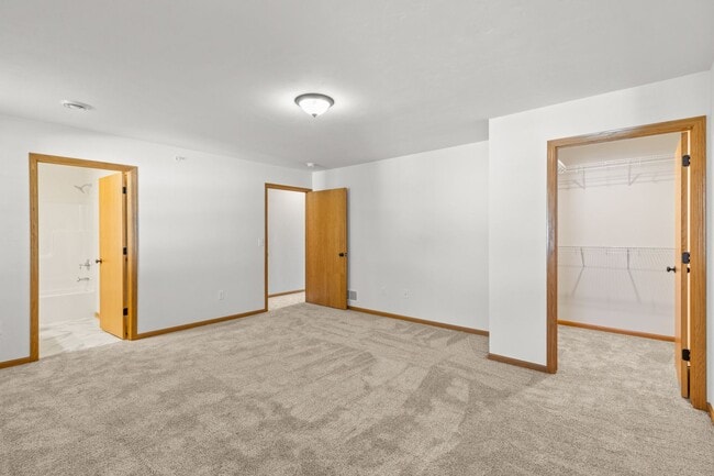 Building Photo - 544