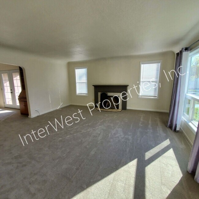 Building Photo - 3+bd 1.5 ba Single Level West Salem Home w...