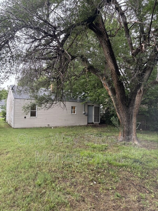 Building Photo - 1738 N Poplar Ave