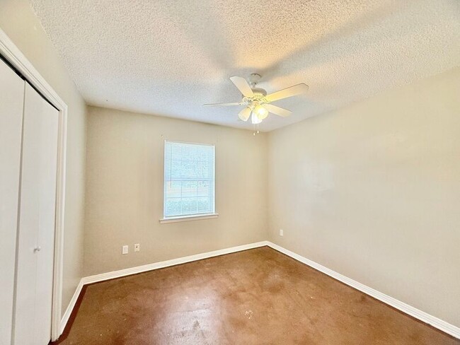 Building Photo - 4237 Queens Ct