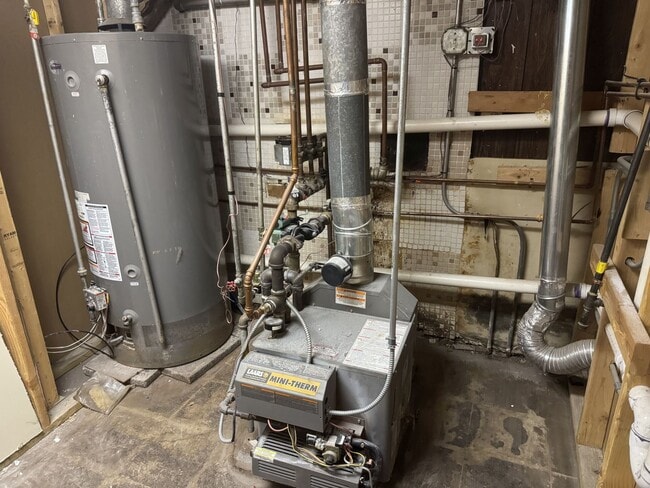 Building Photo - 15214 Woodlawn Ave