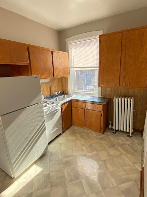 Building Photo - 850 W Cornelia Ave