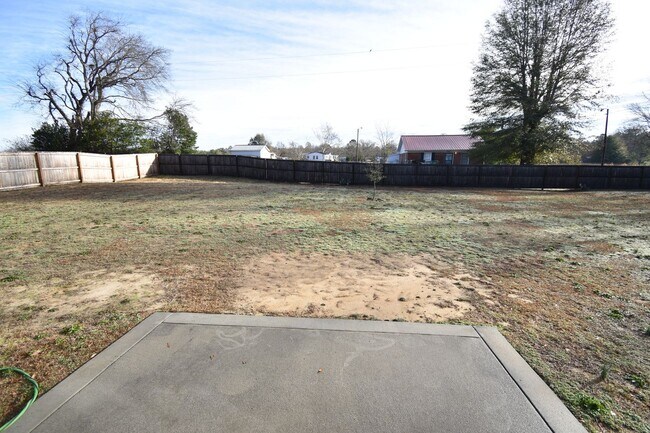 Building Photo - 4 Bedrooms and 2.5 Baths- PET CONSIDERED!