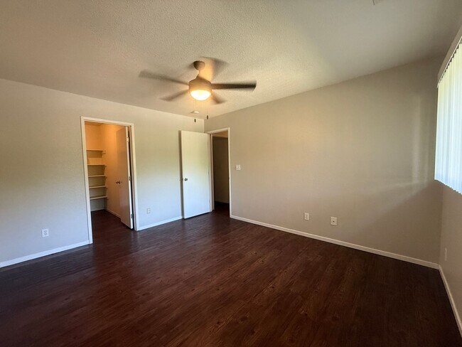 Building Photo - 1190 S Winery Ave