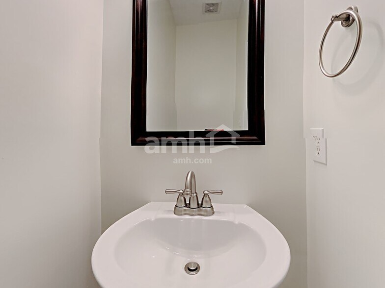 Building Photo - 106 Peterborough Dr