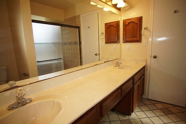 Building Photo - 6937 Villa Hermosa Dr