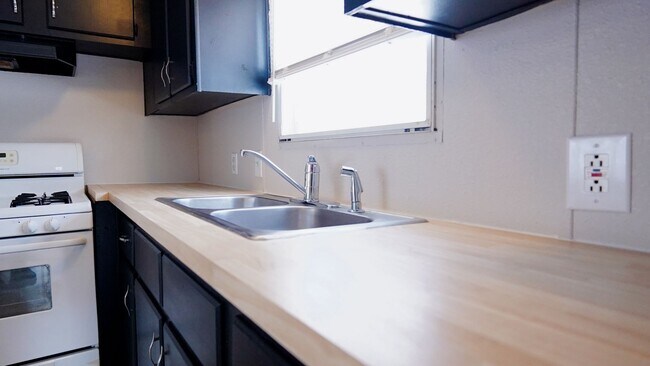 Building Photo - 210 N Walnut St