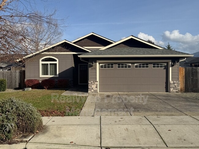 Building Photo - 1575 SW Yucca Dr