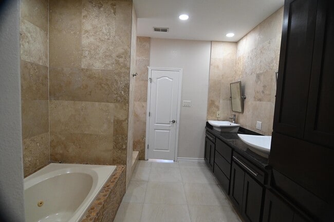 Building Photo - 3134 Homer Dr