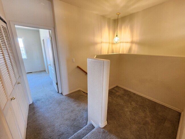 Building Photo - Quiet, adorable 2 Bed 3 Bath Townhome in 80923!