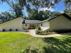 Building Photo - Beautiful 3 Bedroom, 2 Bathroom Home With ...