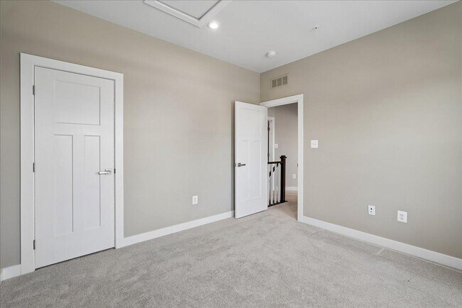 Building Photo - 1303 Potomac View Pkwy