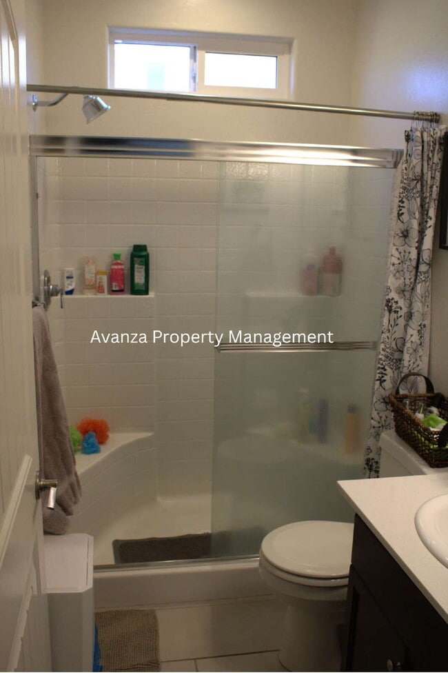 Building Photo - 1 Year Lease 4 Bed  3 Bath  Rent: $2,695 D...