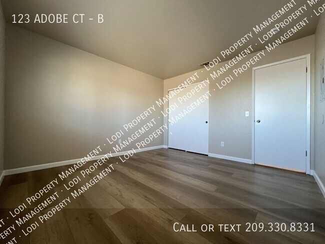 Building Photo - 123 Adobe Ct