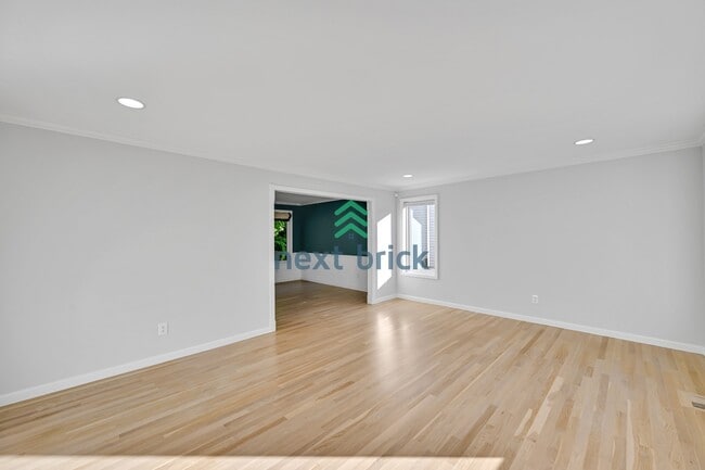 Building Photo - Stunning 5-Bedroom Home in Bellevue’s Top School District!