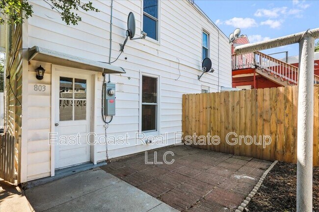Building Photo - 803 S Potomac St