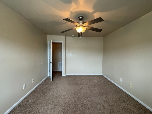 Building Photo - End Unit! Screened Porch!