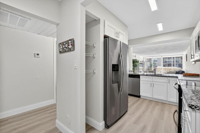 Building Photo - 8 Royal Palm Way